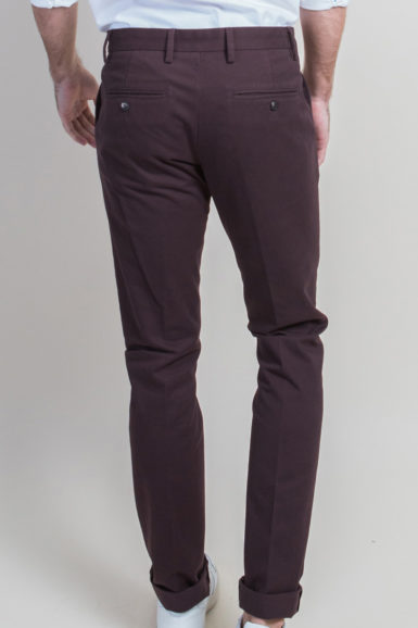 Zoom Chino Bordeaux dos