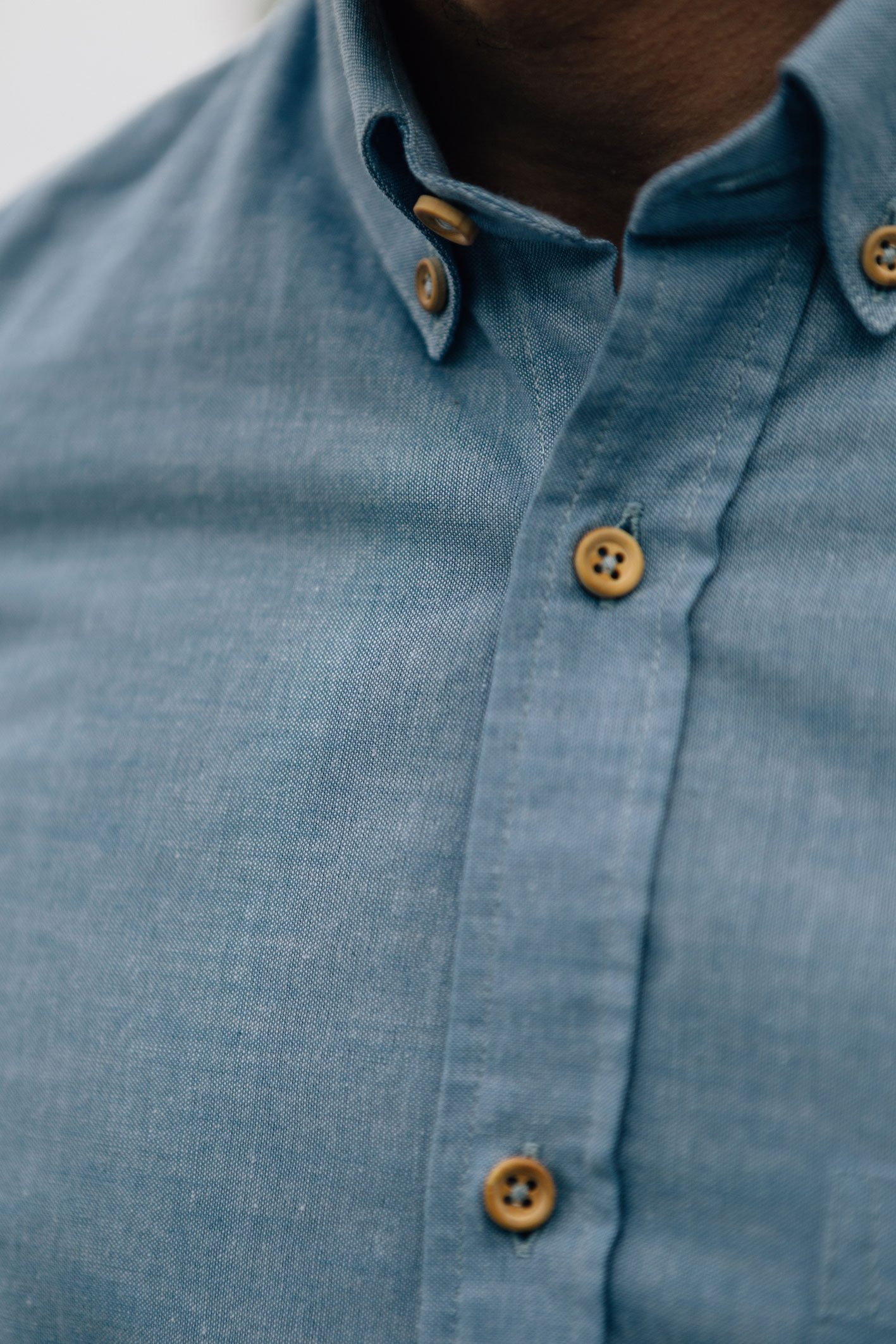 Enzo Oxford bleu pastel boutons bois col