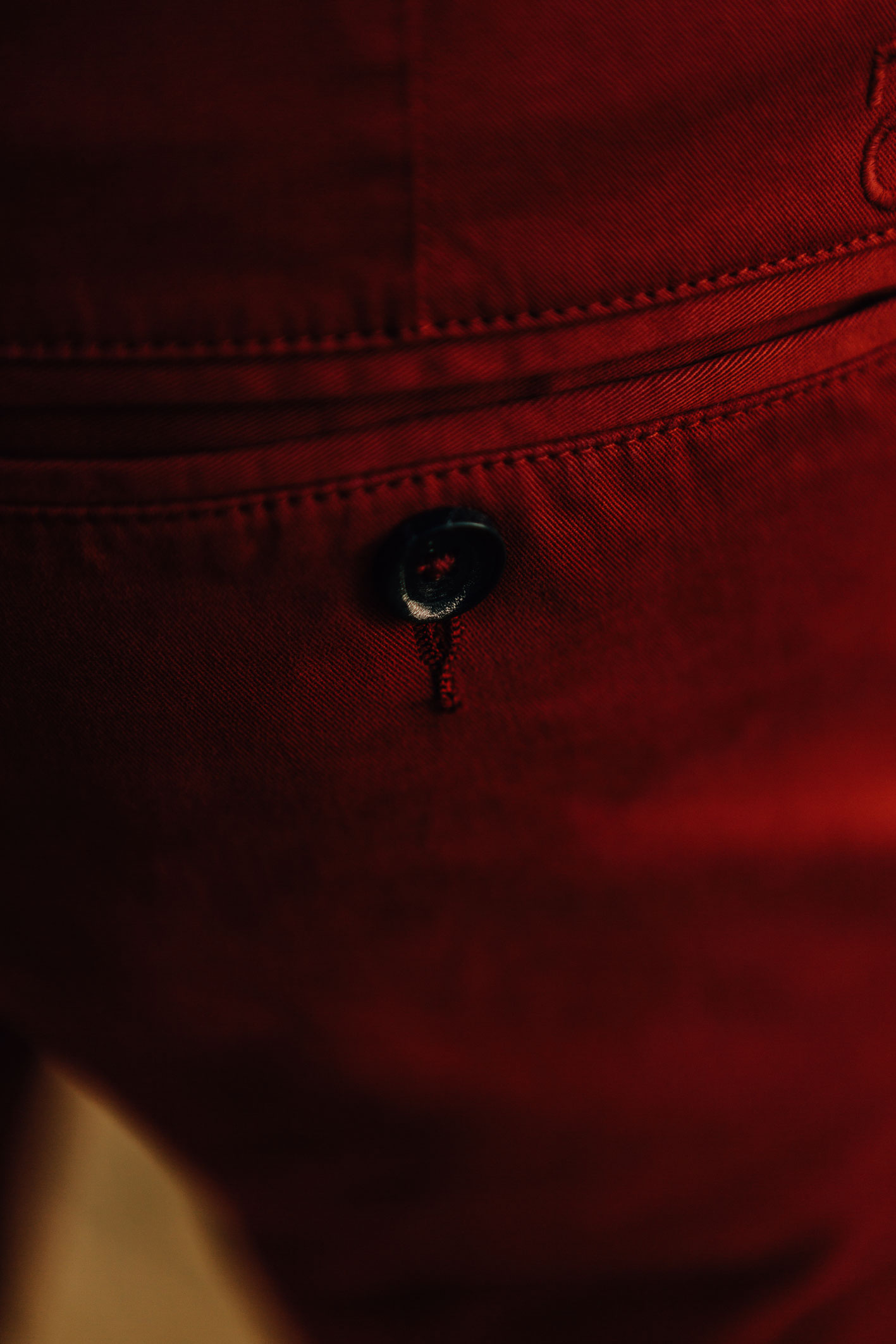 Chino rouge piment bouton poche arrière