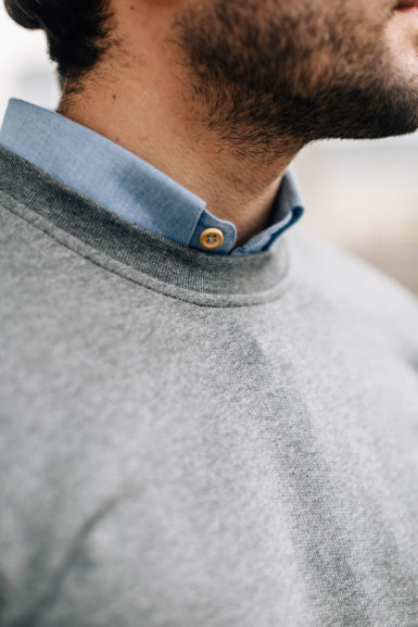sweatshirt gris col boutons bois