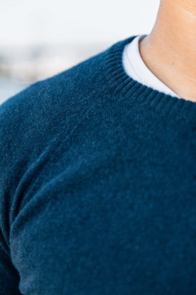 Pull Cachemire blue d'hiver close-up manches raglan